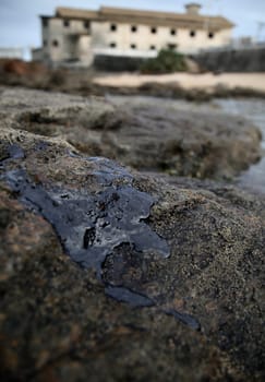 SALVADOR, BAHIA / BRAZIL - November 3, 2019: Oil macha is seen on the Rio Vermelho beach in Salvador (BA). The site was affected by oil spills on the Brazilian coast (Joa Souza / Panthermedia).