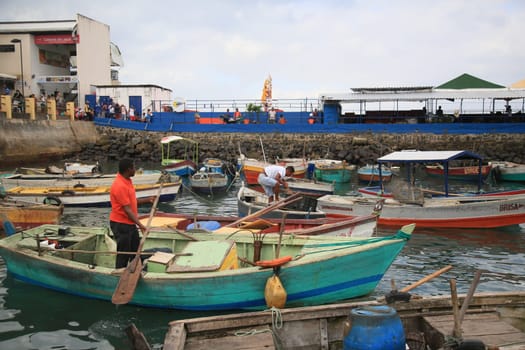 SALVADOR, BAHIA / BRAZIL - November 6, 2019: Boats are seen docked at the port of Feira de Sao Joaquim in Salvador (BA). Due to oil spill in the Brazilian sea, fishermen are having difficulty working,  (Joa Souza / Panthermedia).