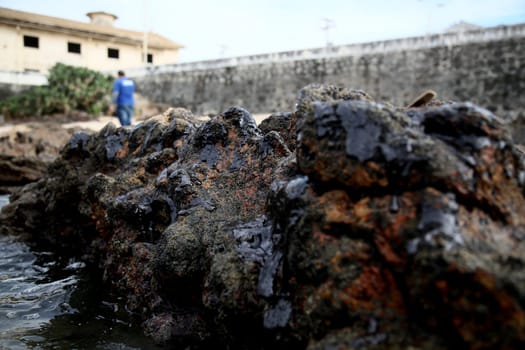 SALVADOR, BAHIA / BRAZIL - November 3, 2019: Oil macha is seen on the Rio Vermelho beach in Salvador (BA). The site was affected by oil spills on the Brazilian coast (Joa Souza / Panthermedia).