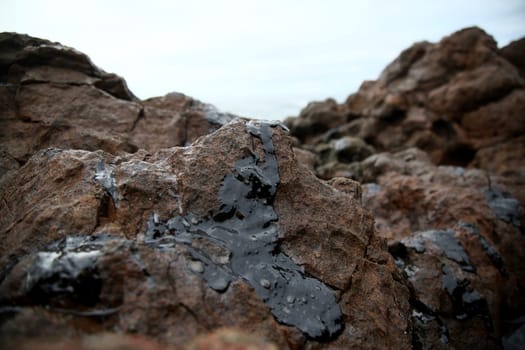 SALVADOR, BAHIA / BRAZIL - November 3, 2019: Oil macha is seen on the Rio Vermelho beach in Salvador (BA). The site was affected by oil spills on the Brazilian coast (Joa Souza / Panthermedia).