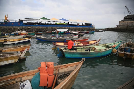 SALVADOR, BAHIA / BRAZIL - November 6, 2019: Boats are seen docked at the port of Feira de Sao Joaquim in Salvador (BA). Due to oil spill in the Brazilian sea, fishermen are having difficulty working,  (Joa Souza / Panthermedia).