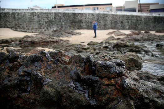 SALVADOR, BAHIA / BRAZIL - November 3, 2019: Oil macha is seen on the Rio Vermelho beach in Salvador (BA). The site was affected by oil spills on the Brazilian coast (Joa Souza / Panthermedia).
