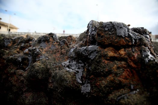 SALVADOR, BAHIA / BRAZIL - November 3, 2019: Oil macha is seen on the Rio Vermelho beach in Salvador (BA). The site was affected by oil spills on the Brazilian coast (Joa Souza / Panthermedia).