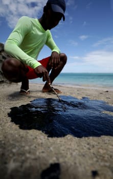 VERA CRUZ, BAHIA / BRAZIL - October 18, 2019: People obsessed with oil macha on Sol Beach, the place was affected by oil spills at sea (Joa Souza / Panthermedia).
