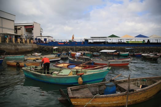 SALVADOR, BAHIA / BRAZIL - November 6, 2019: Boats are seen docked at the port of Feira de Sao Joaquim in Salvador (BA). Due to oil spill in the Brazilian sea, fishermen are having difficulty working,  (Joa Souza / Panthermedia).