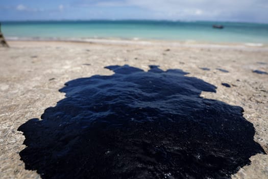 SALVADOR, BAHIA / BRAZIL - October 18, 2019: Oil macha is seen on Praia do Sol, the site was affected by oil spill at sea (Joa Souza / Panthermedia).