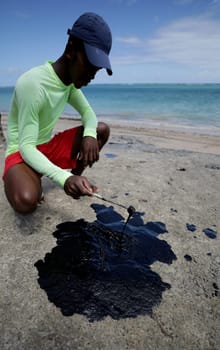 VERA CRUZ, BAHIA / BRAZIL - October 18, 2019: People obsessed with oil macha on Sol Beach, the place was affected by oil spills at sea (Joa Souza / Panthermedia).