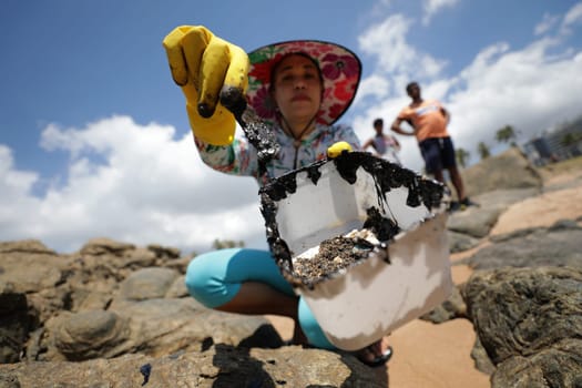 SALVADOR, BAHIA / BRAZIL - October 13, 2019: Volunteers clean up oil at Jardim de Alah Beach, the site was affected by oil spills at sea (Joa Souza / Panthermedia).