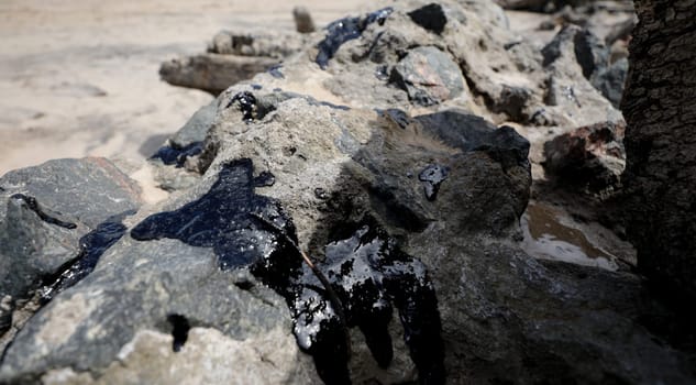 SALVADOR, BAHIA / BRAZIL - October 18, 2019: Oil macha is seen on Praia do Sol, the site was affected by oil spill at sea (Joa Souza / Panthermedia).
