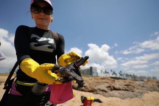 SALVADOR, BAHIA / BRAZIL - October 13, 2019: Volunteers clean up oil at Jardim de Alah Beach, the site was affected by oil spills at sea (Joa Souza / Panthermedia).