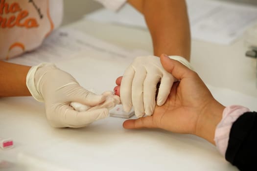 SALVADOR, BAHIA / BRAZIL - July 28, 2017: Blood collection for rapid tests for diagnosis of hepatitis B and C in a public hospital in the city of Salvador (BA) (Joa Souza / Panthermedia).