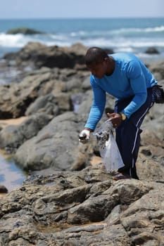SALVADOR, BAHIA / BRAZIL - October 13, 2019: Volunteers clean up oil at Jardim de Alah Beach, the site was affected by oil spills at sea (Joa Souza / Panthermedia).