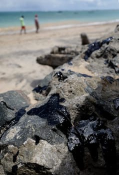 SALVADOR, BAHIA / BRAZIL - October 18, 2019: Oil macha is seen on Praia do Sol, the site was affected by oil spill at sea (Joa Souza / Panthermedia).