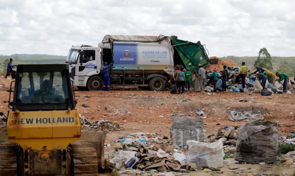 ALAGOINHAS, BAHIA / BRAZIL - May 2, 2019: People are seen collecting material for recycling in city landfill  (Joa Souza / Panthermedia).