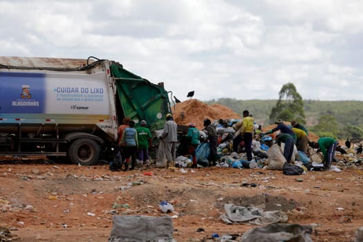 ALAGOINHAS, BAHIA / BRAZIL - May 2, 2019: People are seen collecting material for recycling in city landfill  (Joa Souza / Panthermedia).
