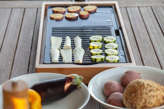 The barbecue evening: it can also be vegetarian, with delicious cucumber salad and grilled vegetables.