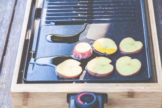The barbecue evening: it can also be vegetarian, with delicious cucumber salad and grilled vegetables.