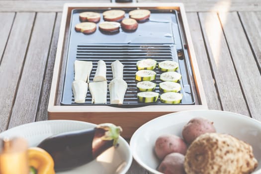 The barbecue evening: it can also be vegetarian, with delicious cucumber salad and grilled vegetables.