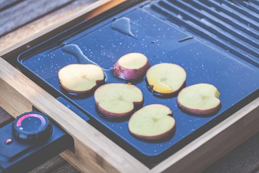 The barbecue evening: it can also be vegetarian, with delicious cucumber salad and grilled vegetables.