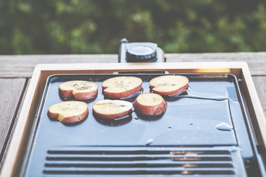 The barbecue evening: it can also be vegetarian, with delicious cucumber salad and grilled vegetables.