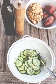 The barbecue evening: it can also be vegetarian, with delicious cucumber salad and grilled vegetables.