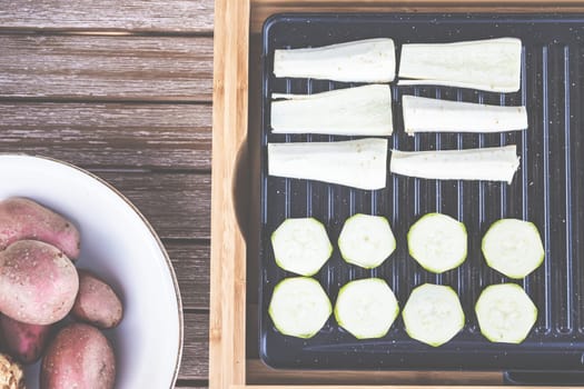 The barbecue evening: it can also be vegetarian, with delicious cucumber salad and grilled vegetables.