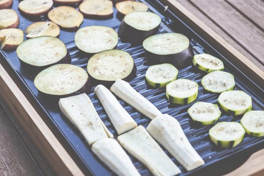 The barbecue evening: it can also be vegetarian, with delicious cucumber salad and grilled vegetables.