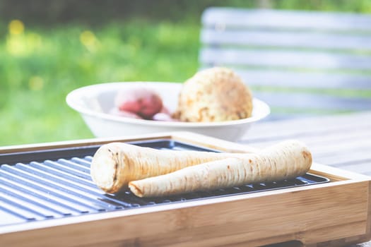 The barbecue evening: it can also be vegetarian, with delicious cucumber salad and grilled vegetables.