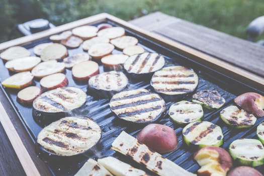 The barbecue evening: it can also be vegetarian, with delicious cucumber salad and grilled vegetables.