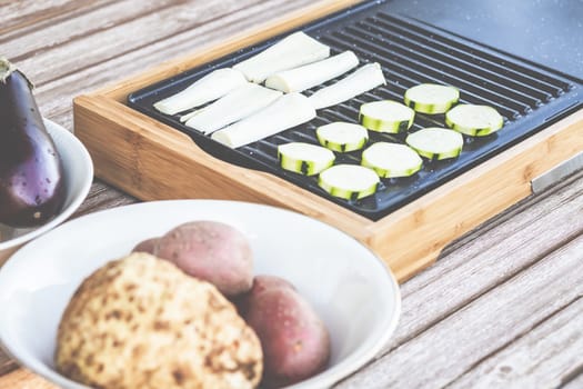 The barbecue evening: it can also be vegetarian, with delicious cucumber salad and grilled vegetables.