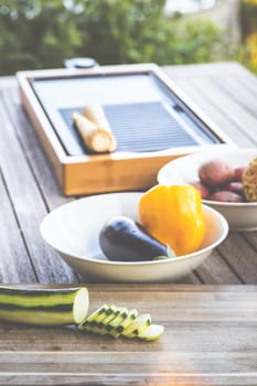 The barbecue evening: it can also be vegetarian, with delicious cucumber salad and grilled vegetables.