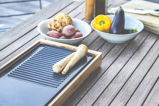 The barbecue evening: it can also be vegetarian, with delicious cucumber salad and grilled vegetables.
