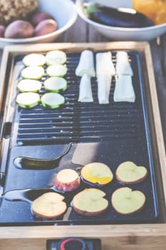 The barbecue evening: it can also be vegetarian, with delicious cucumber salad and grilled vegetables.