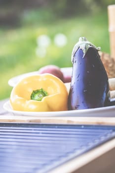 The barbecue evening: it can also be vegetarian, with delicious cucumber salad and grilled vegetables.