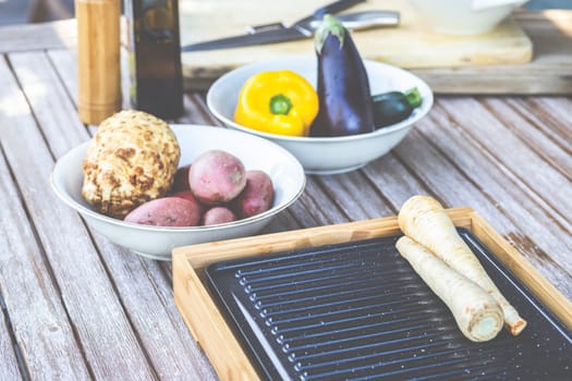 The barbecue evening: it can also be vegetarian, with delicious cucumber salad and grilled vegetables.