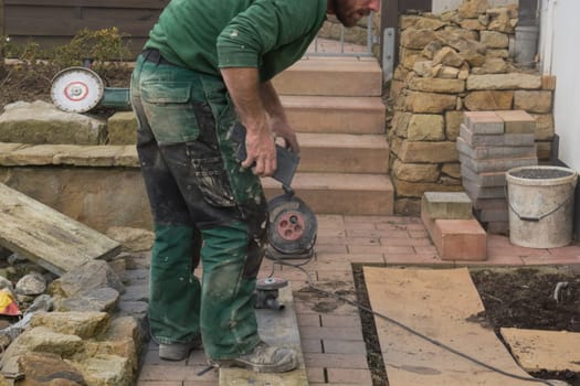 Reworking with technology Tile cutting with an angle grinder