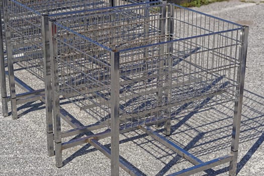 Mobile wire island shelving units for shops