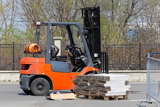 Gas powered forklift and pallet with goods