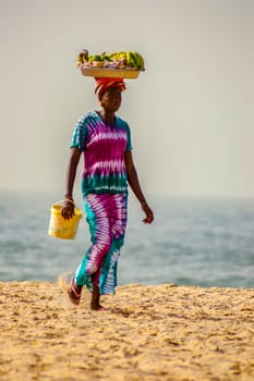GAMBIE, BIJILO - 05 January 2020 Woman selling fruit in a basket on Bijilo beach in.Gambia