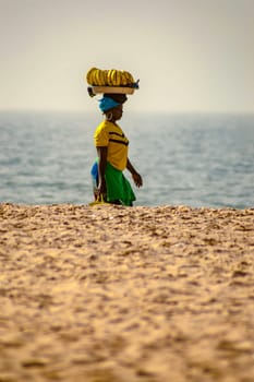 GAMBIE, BIJILO - 05 January 2020 Woman selling fruit in a basket on Bijilo beach in.Gambia