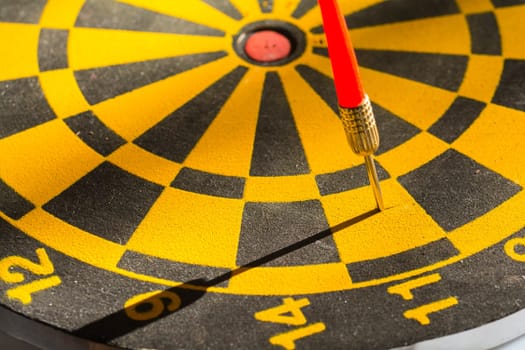 target and arrow - symbol foto