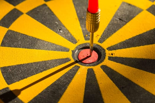 target and arrow - symbol foto