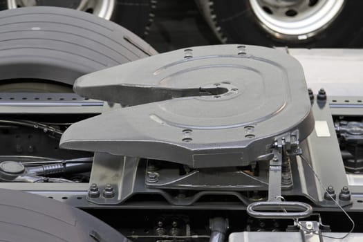 Truck and lorry connection plate for semi rig