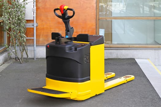 Pedestrian pallet truck lifting equipment for warehousing