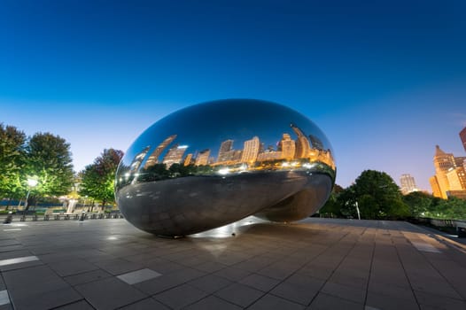 CHICAGO, ILLINOIS/USA-OCTOBRE 13, 2018 : Panoramic image of the Cloud Gate or The Bean in the morning OCTOBRE 09, 2018 in Millennium Park, Chicago, Illinois
