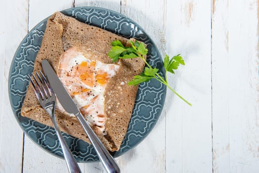 Breton crepe with egg in the blue plate