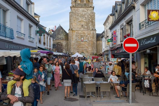 Carnac: 1. August 2019 - Evening markets near the Church of Saint Cornelius in the centre of city