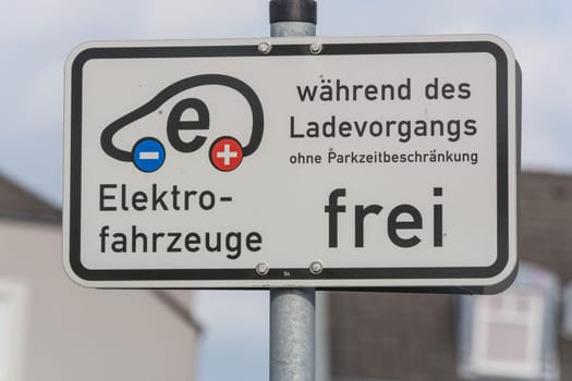 HEILIGENHAUS, NRW, GERMANY - AUGUST 24, 2017: Parkplatz in Heiligenhaus Aufladen von modernen Elektroauto auf der Straße ist die Zukunft des Automobils