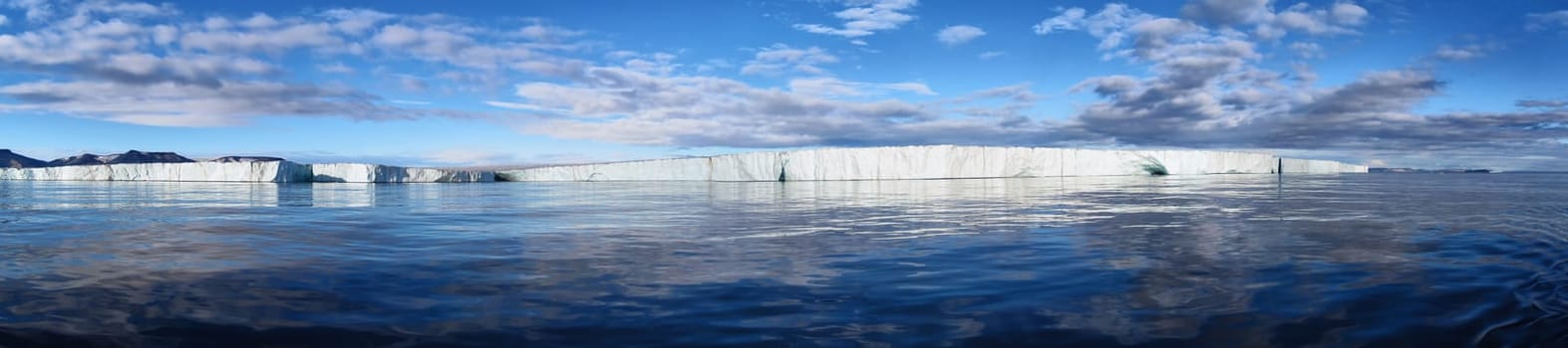 20km long glacier edge of Negribreen, Svalbard Coast