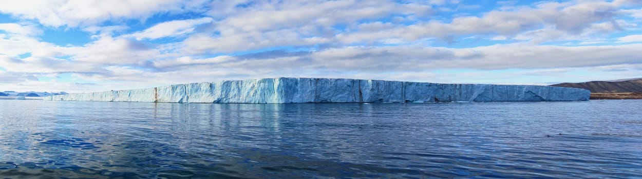 20km long glacier edge of Negribreen, Svalbard Coast